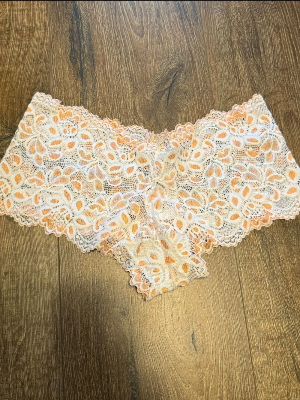 NWT Frederick’s of Hollywood Jessica Lace Cheeky Panty in White / Sherbet Sz S